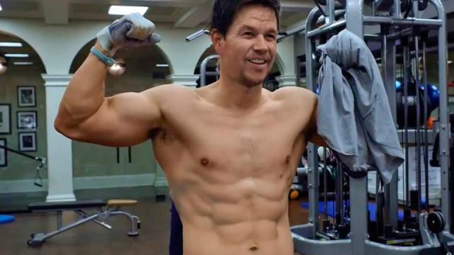 好莱坞巨星马克·沃尔伯格否认使用类固醇，坚称是自然健身！