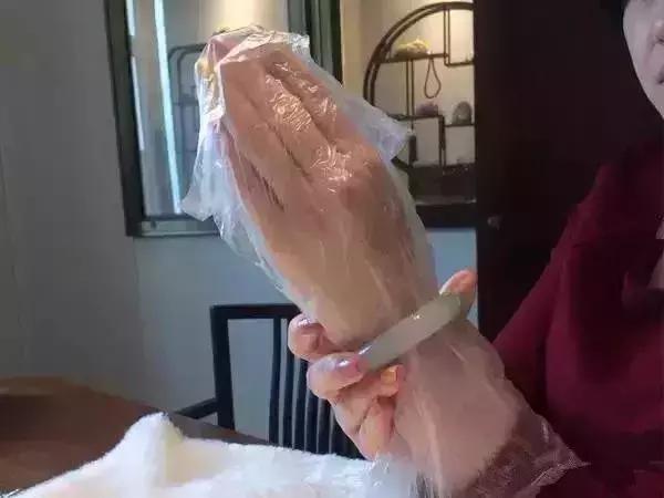 翡翠手镯拿不下来了怎么办,翡翠手镯弄不下来