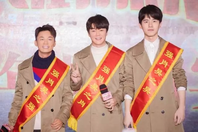 刘昊然增高鞋,刘昊然脱鞋指压板