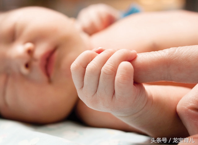 为什么宝宝出生后体重降落,为什么宝宝出生十天体重变轻了