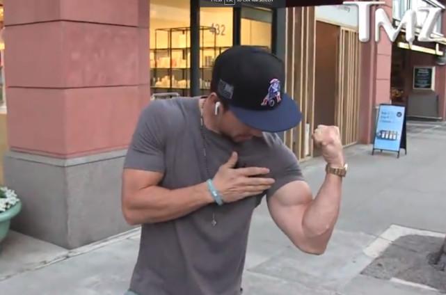 好莱坞巨星马克·沃尔伯格否认使用类固醇，坚称是自然健身！