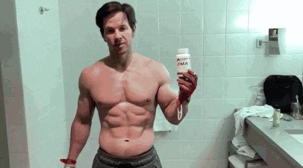 好莱坞巨星马克·沃尔伯格否认使用类固醇，坚称是自然健身！