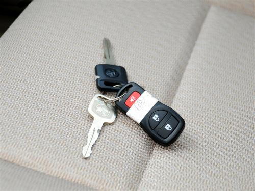 车钥匙反锁在车上有什么小妙招,车钥匙锁车里怎么能打开窗户