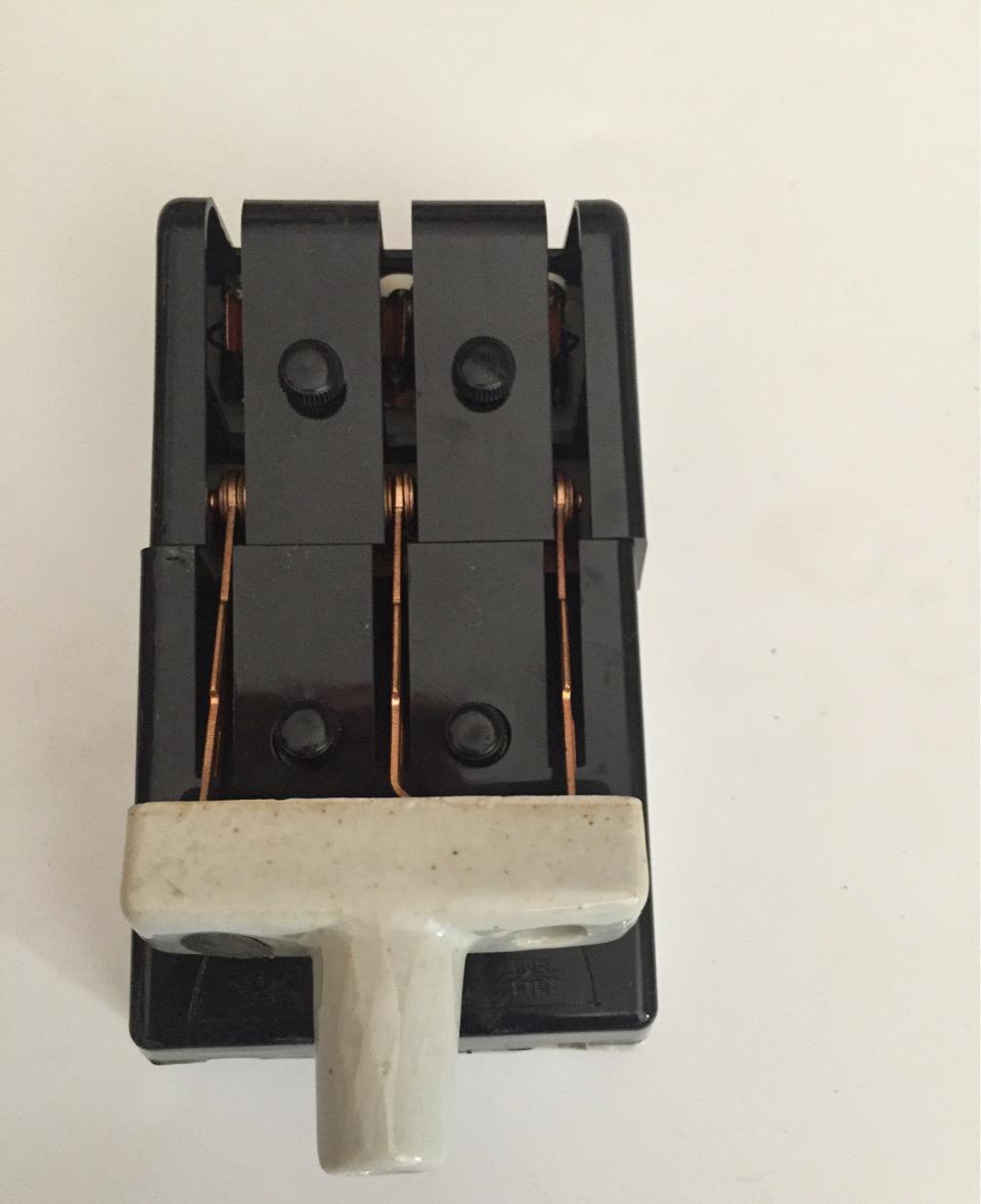 楼道保护器跳闸维修,楼道总电闸有电进户没电什么原因