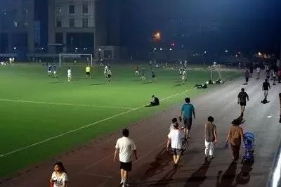 学生在校跑步被撞骨折谁负责,在学校跑步受伤学校有责任吗