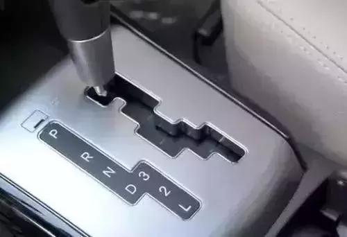 自动挡刹车失灵可以拉手刹吗,拉手刹开车刹车失灵后会自己好吗