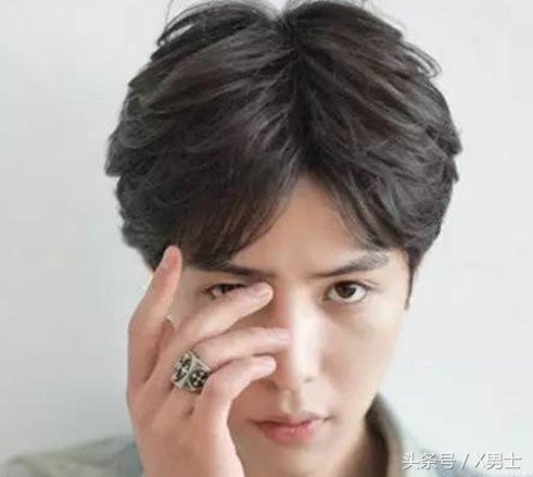 自己怎么剪刘海好看又自然男,今年男生流行什么刘海好看