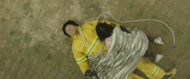 这部几乎把韩国人都赶到影院的巨片，我一手五颗星一手一颗星