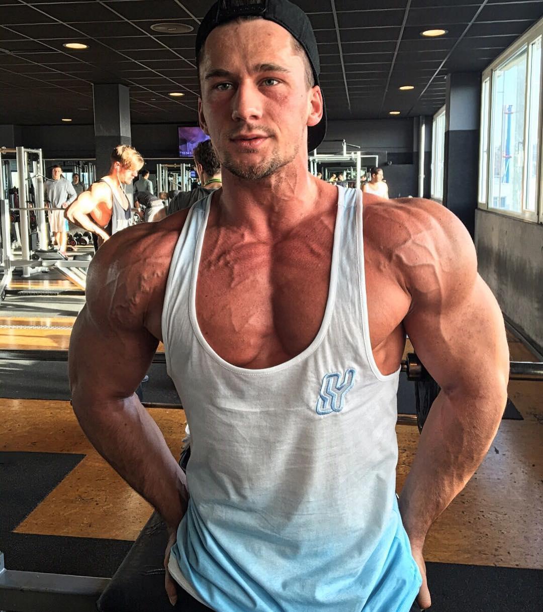 胸肌练多大可以看出胸肌形态,男生胸肌太小怎么练