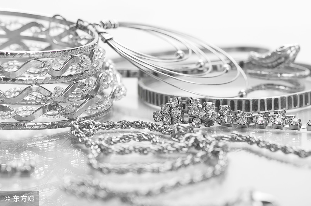 男朋友送的银项链断了预示什么,银链子变黑是什么原因