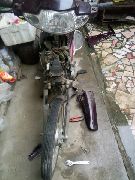 摩托车行驶中跑偏怎么回事,摩托车行驶中为什么后轮会跑偏