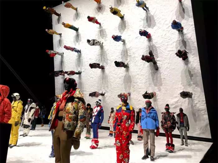 抱着狗狗走秀,抱着狗狗模特走秀视频