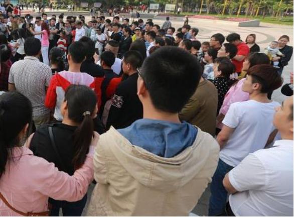 “包”治百病？男生送女友一个限量版LV，女友在大街上就和他分手