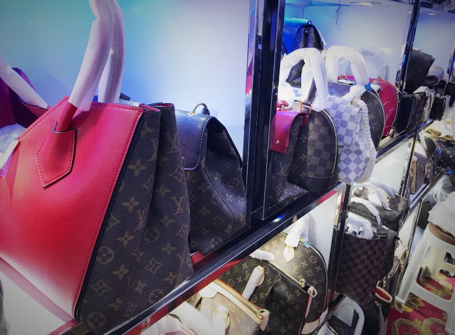 利润比房地产还惊人！终于相信：卖奢侈包的微商年入千万不是吹！