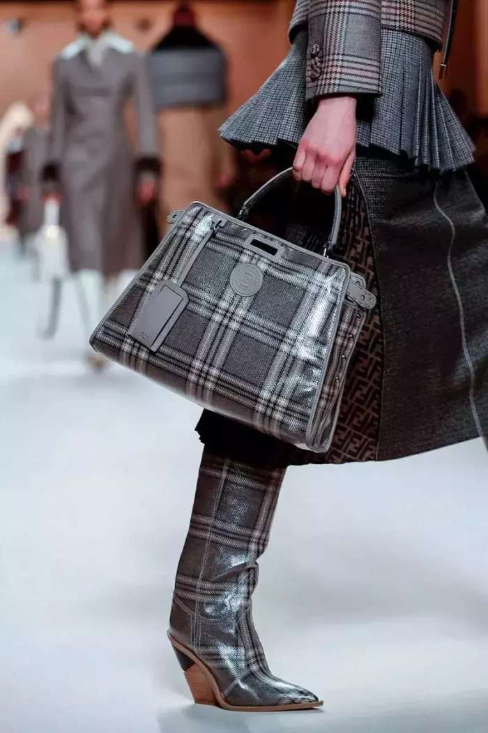 抱着狗狗走秀,抱着狗狗模特走秀视频