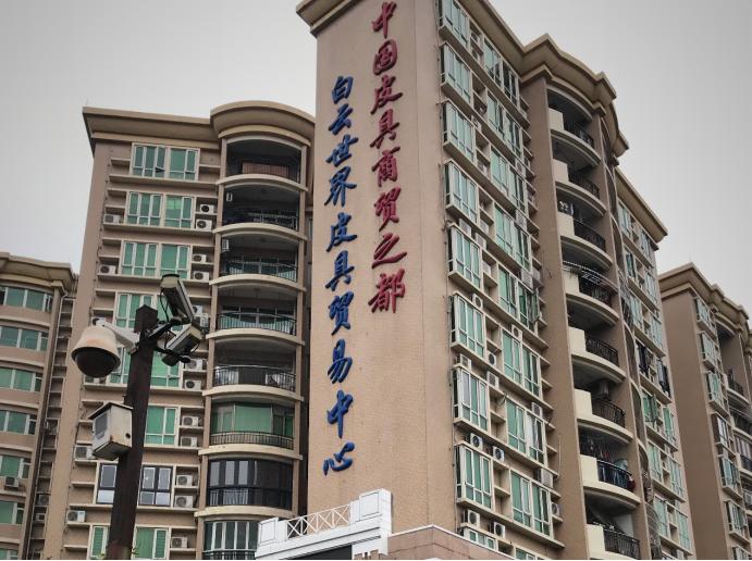 “包”治百病？男生送女友一个限量版LV，女友在大街上就和他分手