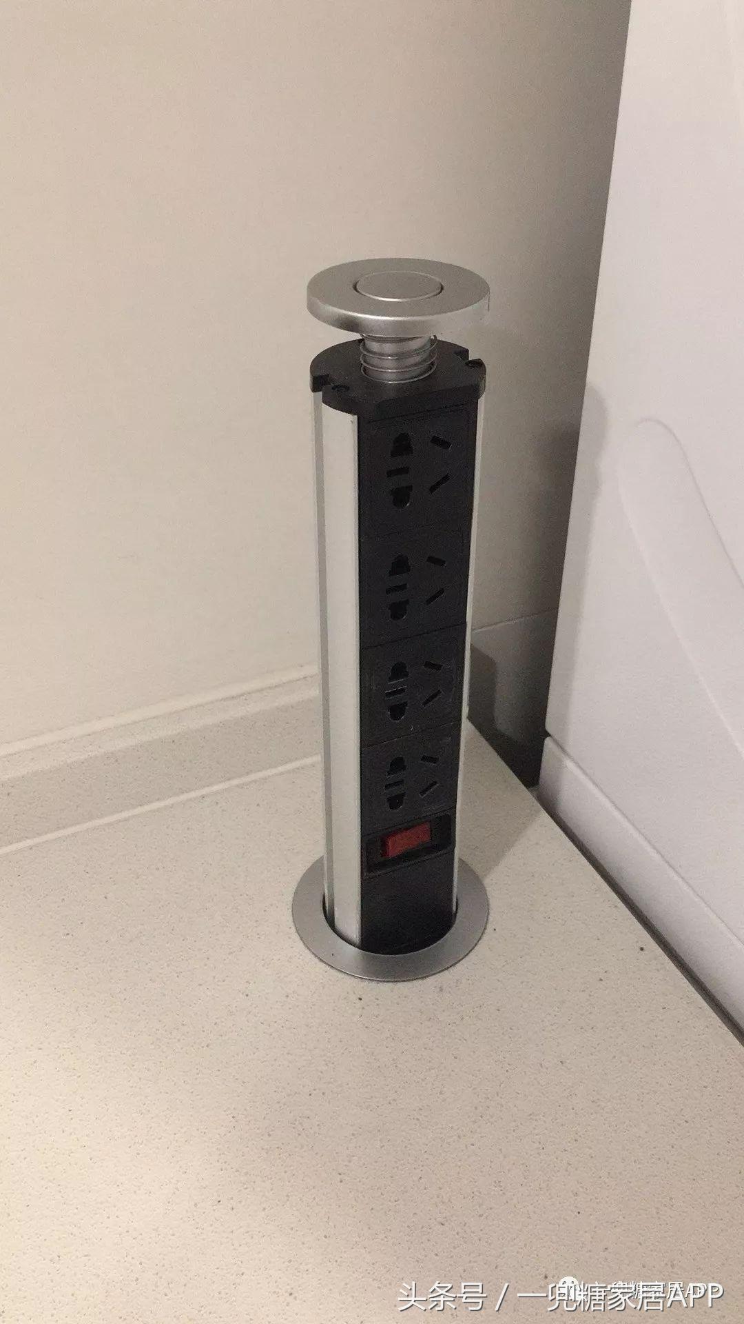 沙发墙开了一扇窗,沙发背景墙可收纳极简风