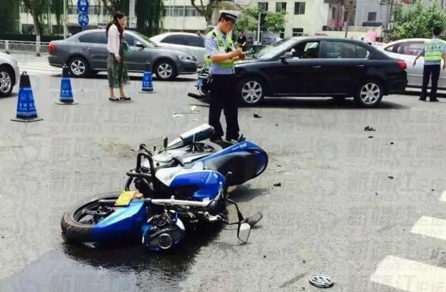 摩托车行驶中跑偏怎么回事,摩托车行驶中为什么后轮会跑偏