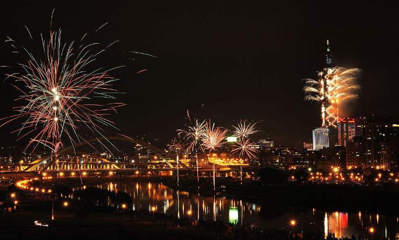 明晚8点，*子烟电**花将开满成华天府熊猫塔，灿烂闹元宵