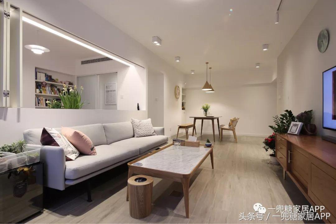 沙发墙开了一扇窗,沙发背景墙可收纳极简风