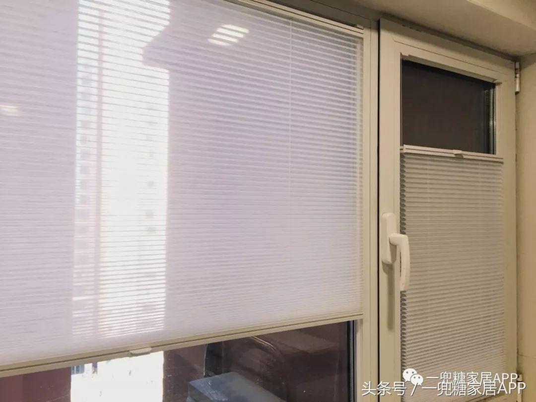 沙发墙开了一扇窗,沙发背景墙可收纳极简风