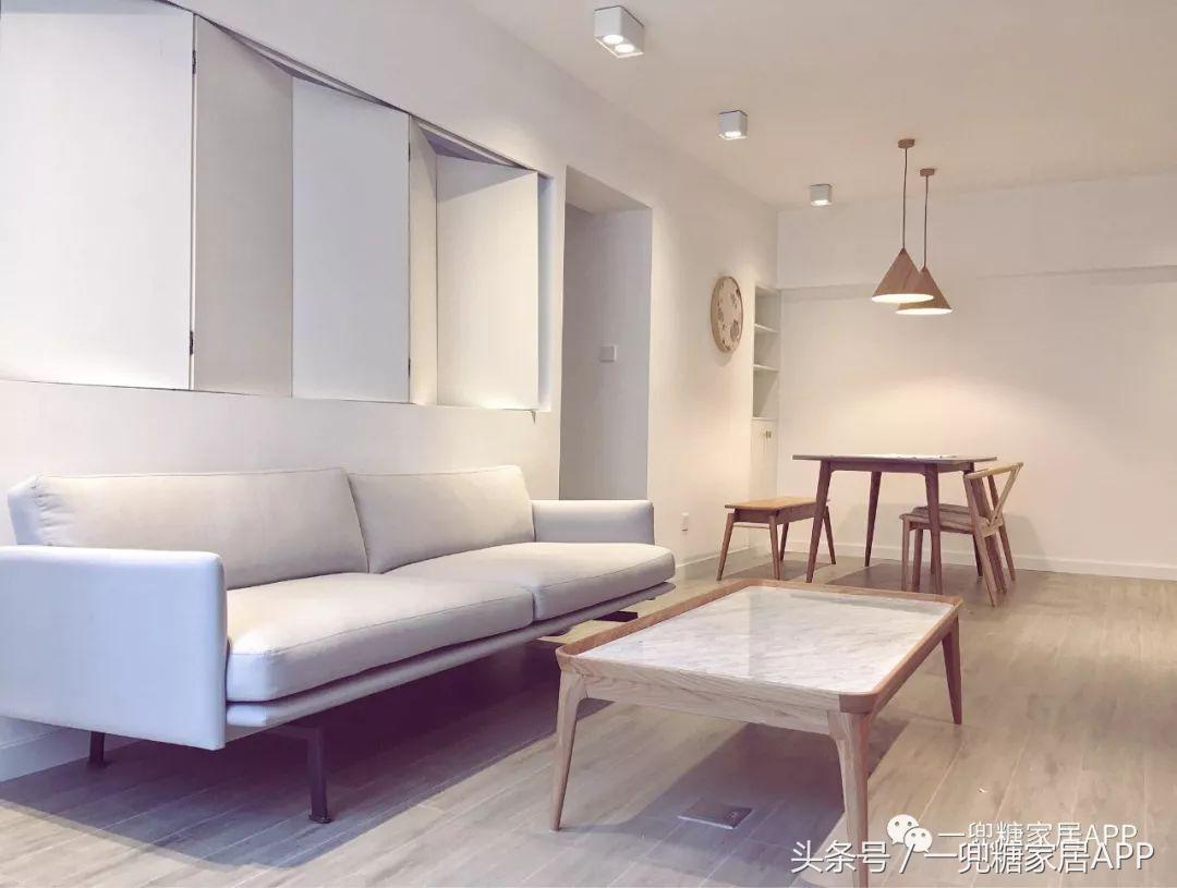 沙发墙开了一扇窗,沙发背景墙可收纳极简风