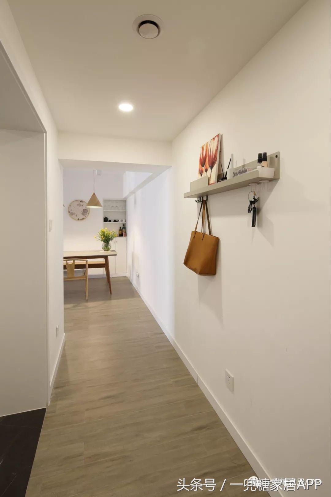 沙发墙开了一扇窗,沙发背景墙可收纳极简风