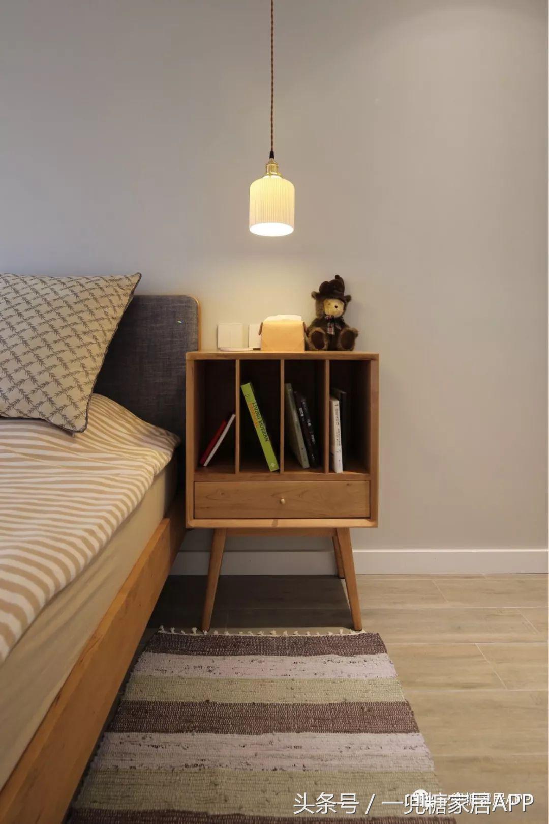 沙发墙开了一扇窗,沙发背景墙可收纳极简风