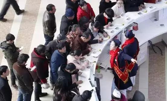 阜阳发热门诊爆满,阜阳六院2楼门诊