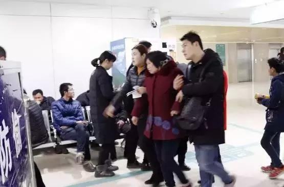 阜阳发热门诊爆满,阜阳六院2楼门诊