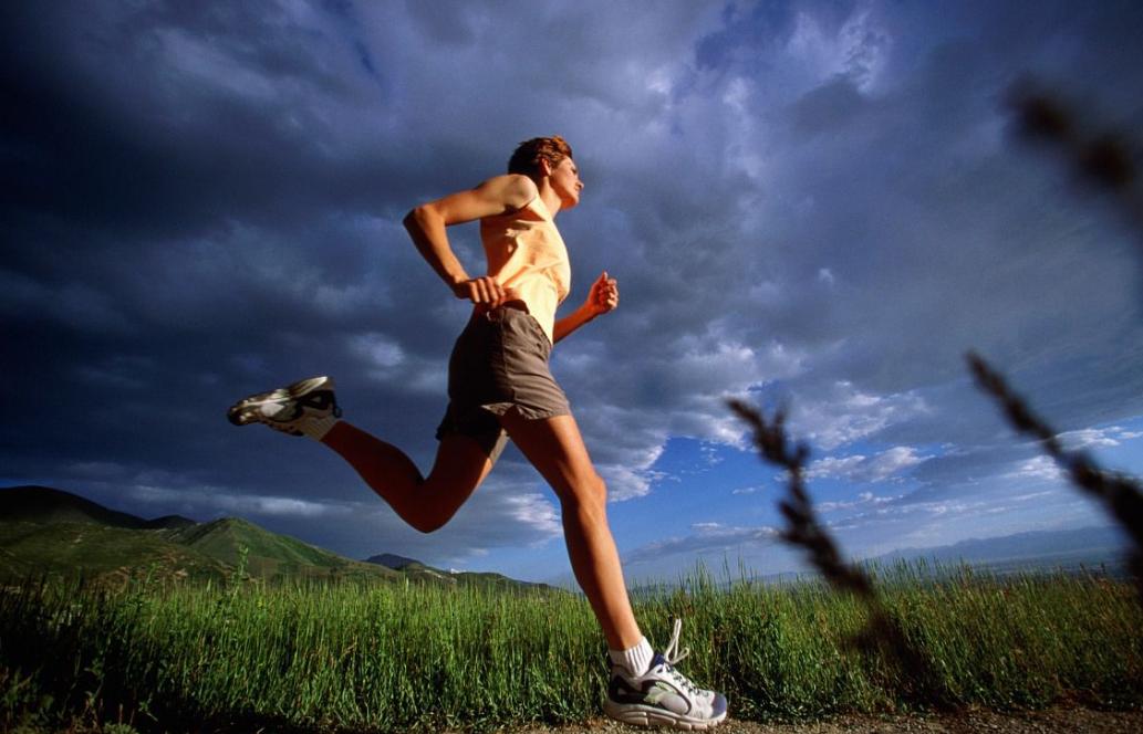 跑步要怎么呼吸才不会气喘,跑步速度一快就岔气怎么回事