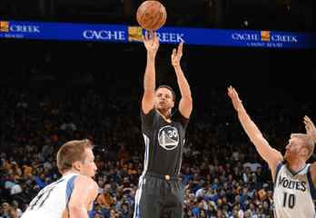 库里投篮三分球绝杀,库里一投一帽