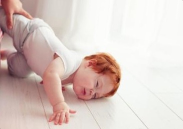 宝贝玩的时候摔到脑袋,小孩摔到脑袋会变傻吗