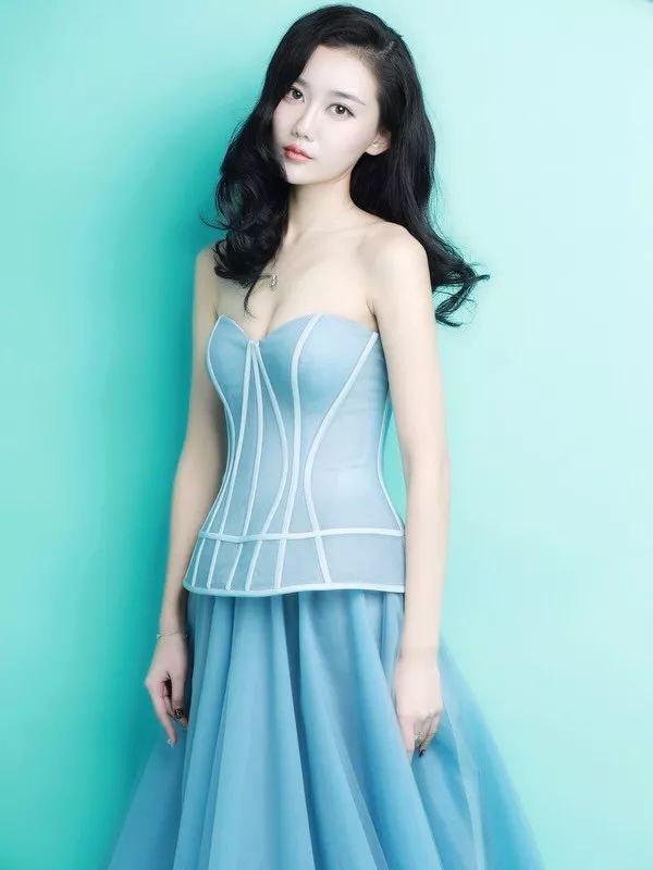 马甲线与大长腿齐飞，她却成了来疯“话唠”天后