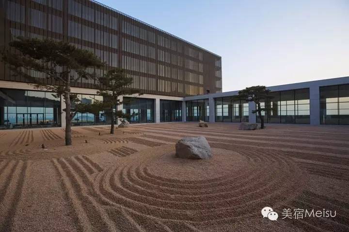 一家惊艳国牌度假界、一家美翻华北民宿圈，两种体验，看见最妩媚的青岛