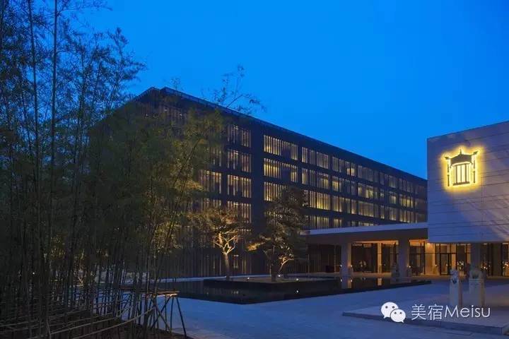 一家惊艳国牌度假界、一家美翻华北民宿圈，两种体验，看见最妩媚的青岛