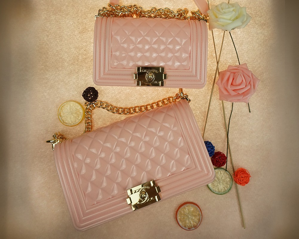 适合夏天背的通勤包百搭,天热背什么材质的包