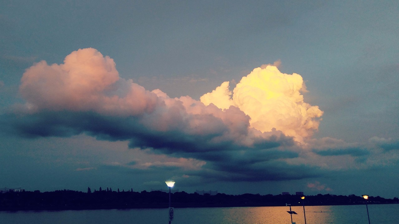 跑出一腿痱子热到炸裂！就这么铭记了新加坡日落马拉松的最美日出