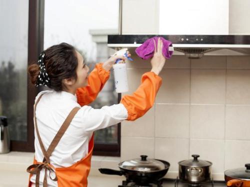 厨房墙壁、水池……这些“油渍聚集地”该如何清理呢？