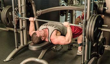 卧推第二天胸肌和肩膀连接处疼,卧推后肩膀和胸肌连接处痛正常吗