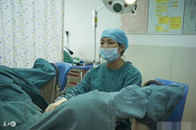 40周孕妇生孩子，下面被塞东西，太尴尬了