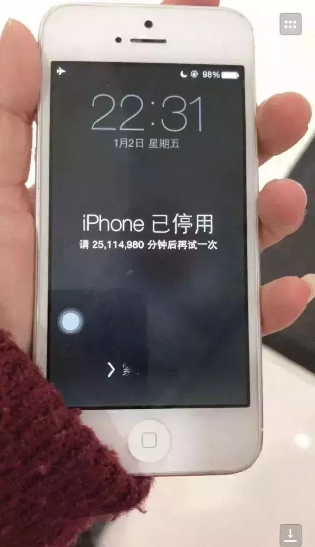两岁娃输错密码苹果手机停用20年,苹果手机被小孩输错密码锁定