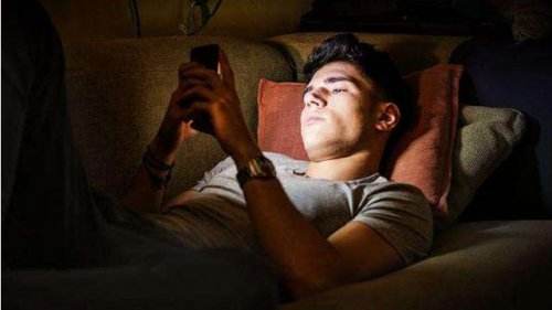 关灯后iphone屏幕亮度突然很亮,iphone亮度太暗不护眼