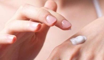 汗疱疹就长在一个手指头上,汗疱疹像针扎一样疼