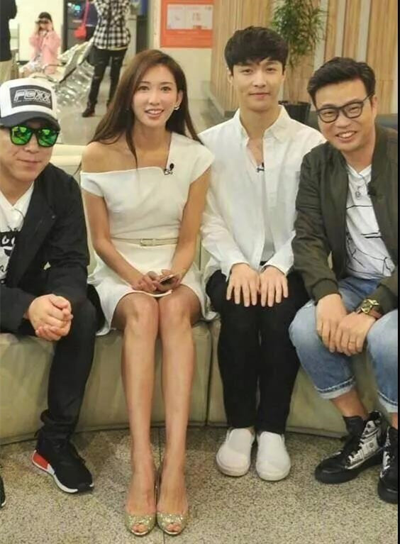 与女性吃饭时发现她的牙上粘了菜叶该怎么办？张艺兴的回应太尴尬