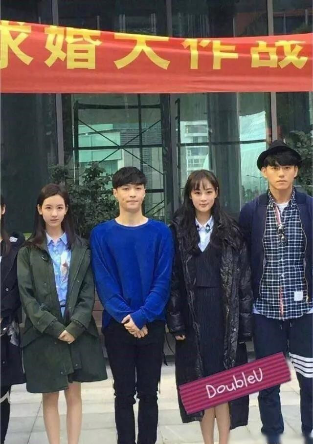 与女性吃饭时发现她的牙上粘了菜叶该怎么办？张艺兴的回应太尴尬