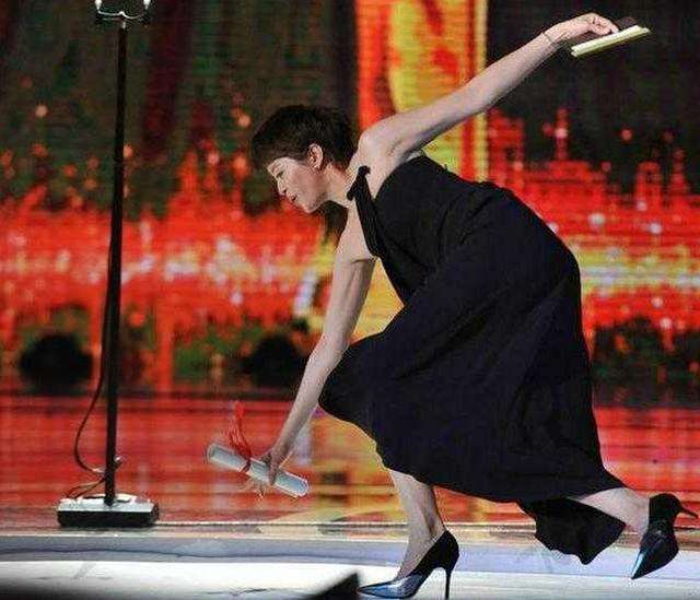 胡歌摔倒事件视频,胡歌摔倒全过程