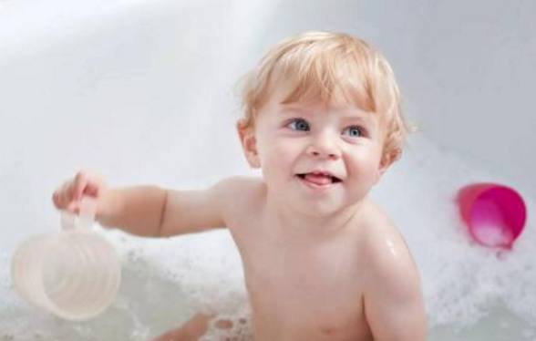 刚出生的宝宝，这6个部位千万不能洗太干净，家里有小孩的关注了