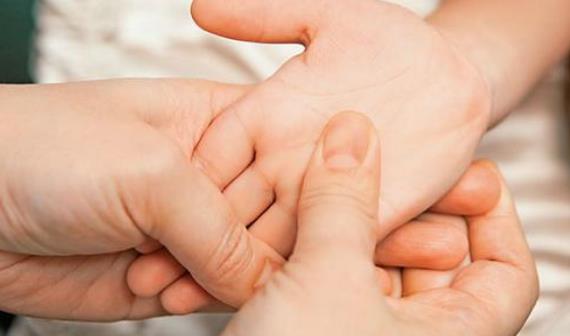 汗疱疹就长在一个手指头上,汗疱疹像针扎一样疼