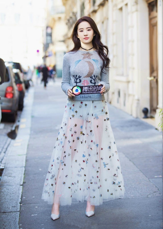 被赵丽颖的“透*裤内**”穿法雷到了？拜托，周冬雨这样穿才叫辣眼呢